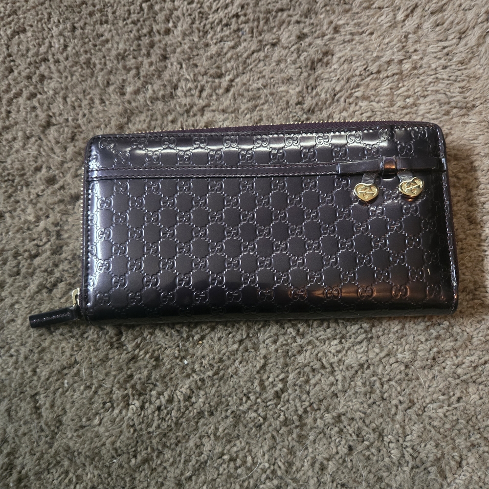 Gucci Plum Patent Leather Zip Wallet with Gold Hearts